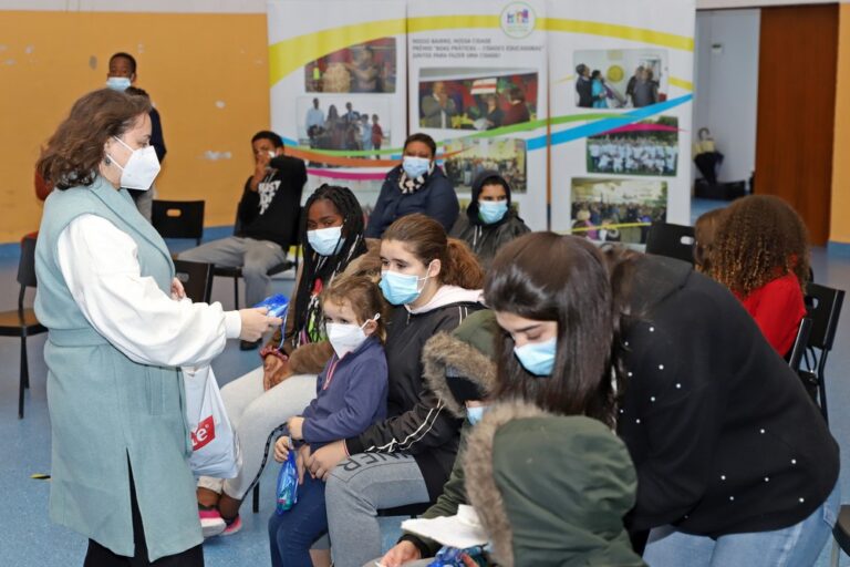 O Centro Multicultural acolheu duas sessões de higiene oral, proporcionadas pela candidatura “Oficinas de Organização e Ação", do Programa Bairros Saudáveis, e pelo projeto Férias no Bairro, integrado no programa municipal Nosso Bairro, Nossa Cidade.