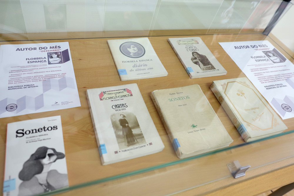 Florbela Espanca está em destaque no ciclo Autor do Mês numa exposição biobibliográfica na Biblioteca Pública Municipal de Setúbal