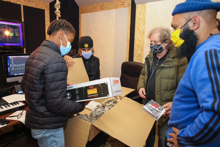 Nosso Bairro, Nossa Cidade | Doação de equipamento ao Estúdio de Som e Imagem pelos UHF