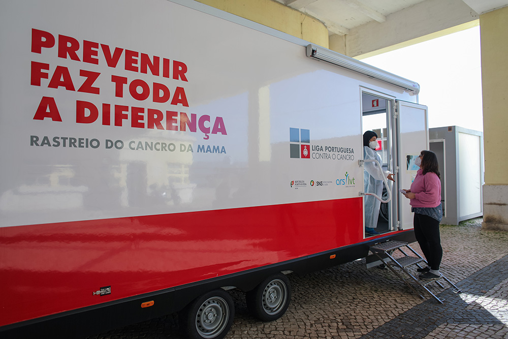 A unidade móvel de rastreios gratuitos ao cancro da mama funciona até ao dia 10 de fevereiro, no Cais 3 do porto de Setúbal