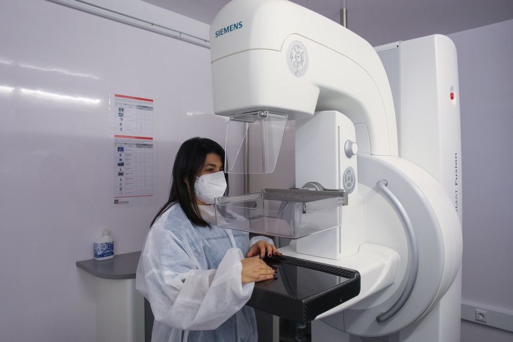 A unidade móvel de rastreios gratuitos ao cancro da mama funciona até ao dia 10 de fevereiro, no Cais 3 do porto de Setúbal