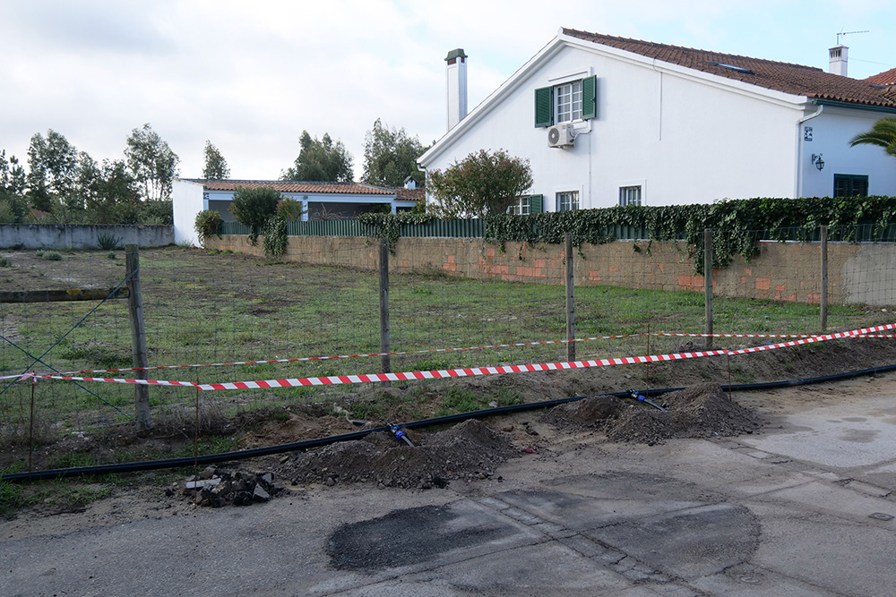 Uma operação de modernização, liderada pela Câmara Municipal de Setúbal, reabilita a rede de abastecimento de água de uma zona de Brejos de Azeitão, concelho de Setúbal