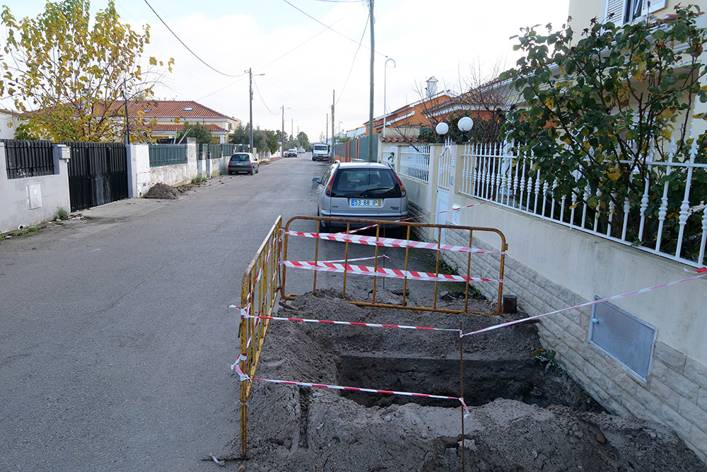 Uma operação de modernização, liderada pela Câmara Municipal de Setúbal, reabilita a rede de abastecimento de água de uma zona de Brejos de Azeitão, concelho de Setúbal
