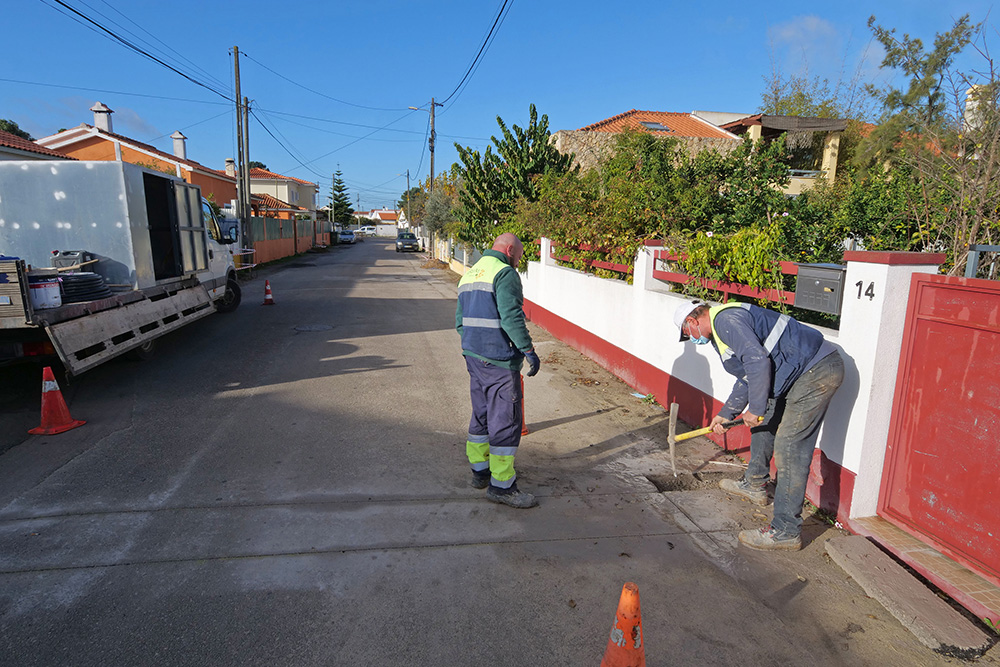 Uma operação de modernização, liderada pela Câmara Municipal de Setúbal, reabilita a rede de abastecimento de água de uma zona de Brejos de Azeitão, concelho de Setúbal