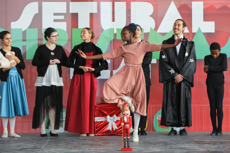 A Academia de Dança Contemporânea de Setúbal apresentou o espetáculo de dança "Viagem ao Mundo do Quebra-Nozes" no programa Setúbal Christmas Fest 2021