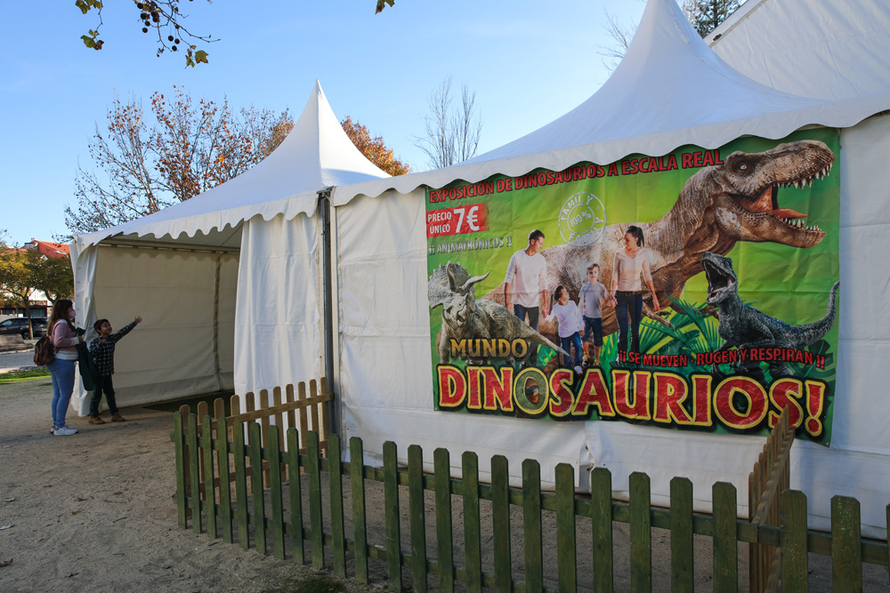 A exposição "O Mundo dos Dinossauros", patente entre 11 de dezembro e 9 de janeiro, no Largo José Afonso, integra o Setúbal Christmas Fest 2021