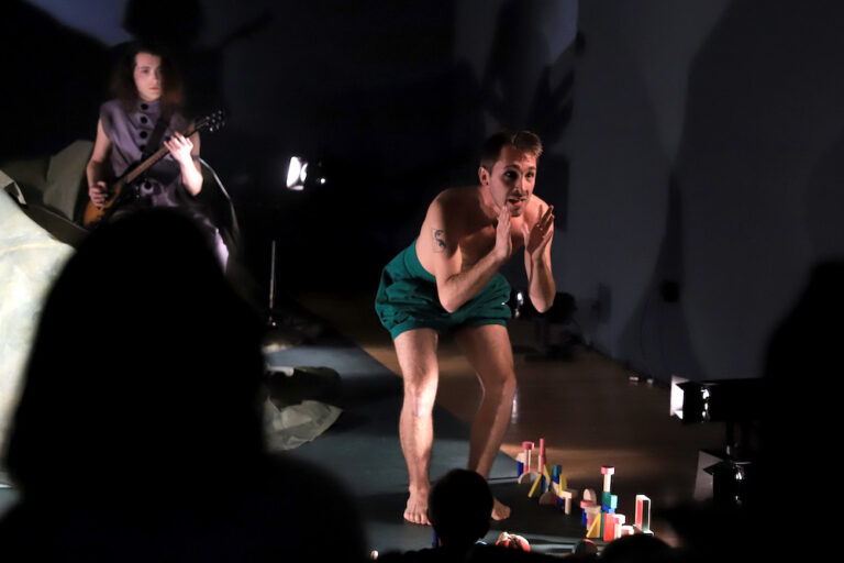 A peça “Corpo Pequenino, Olhos de Gigante”, do Teatro Estúdio Fontenova, está em estreia na Casa da Cultura