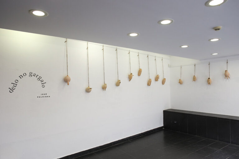 A exposição "Dedo no Gargalo", de trabalhos de escultura em cerâmica de José Palhinha, está patente na Casa Bocage, em Setúbal