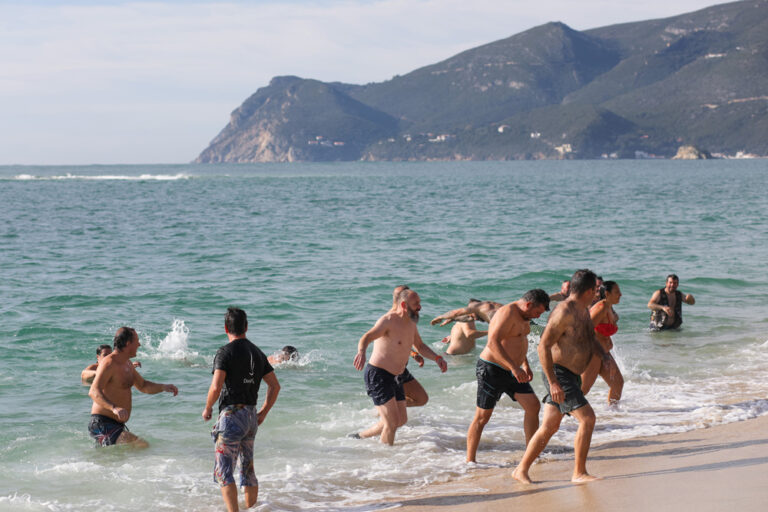 O Mergulho Motard Solidário, realizado n dia 1 de janeiro, na Praia da Figueirinha, visou angariar fundos para a Associação Nacional de Cuidadores Informais