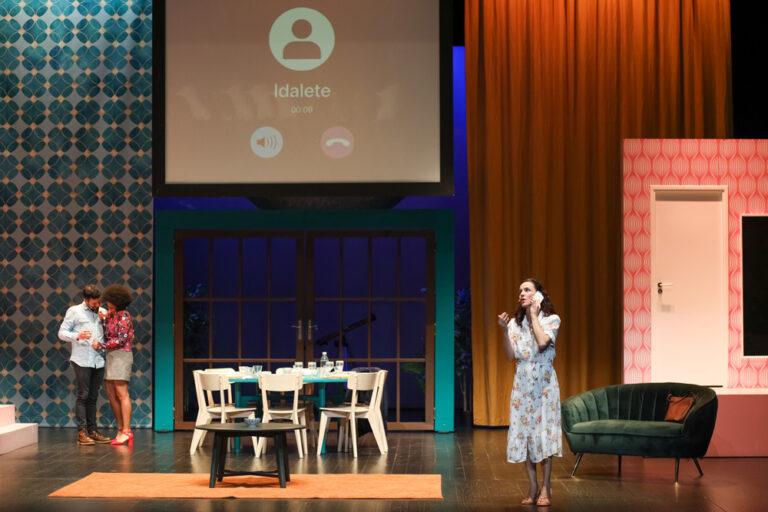 Peça de teatro Perfeitos Desconhecidos apresentada no Fórum Luísa Todi