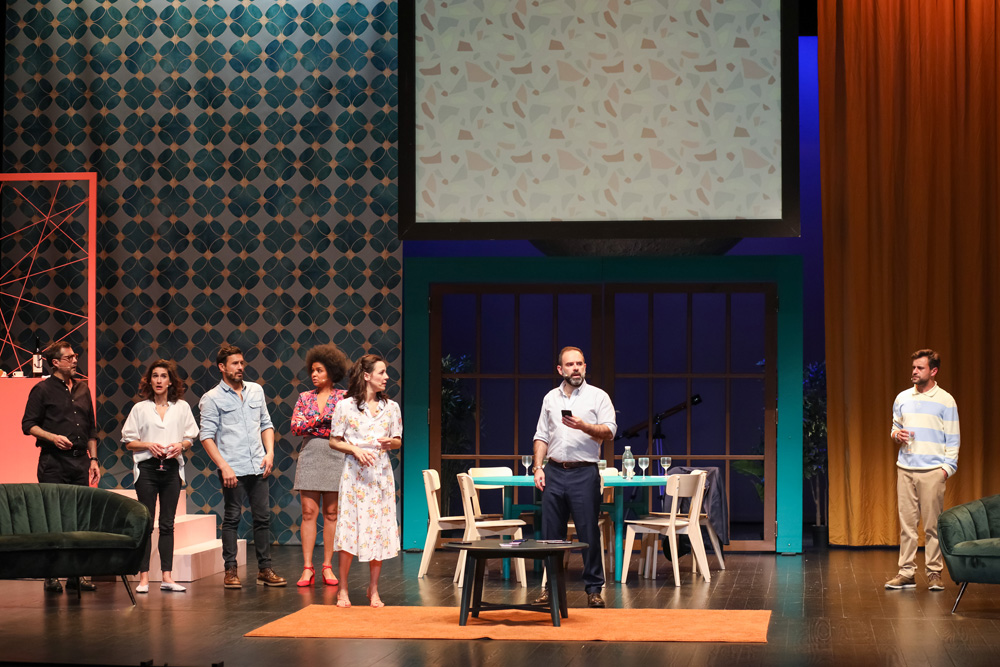 Peça de teatro Perfeitos Desconhecidos apresentada no Fórum Luísa Todi