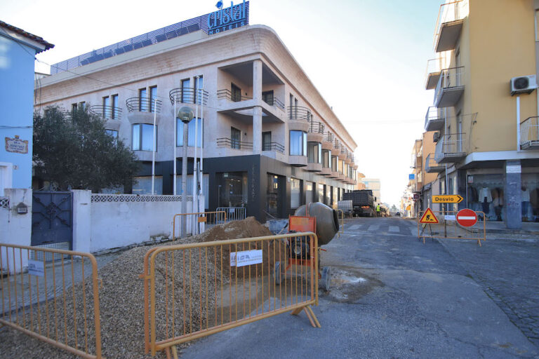 Obras em curso na Rua Rodrigo Ferreira da Costa e Largo do Mercado, no Bairro Santos Nicolau, melhoram condições de mobilidade rodoviária e pedonal