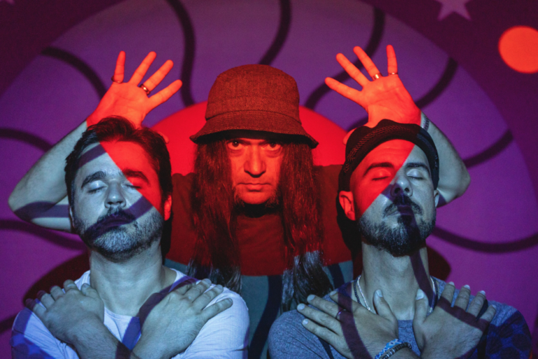 Saturnia +Um Corpo Estranho