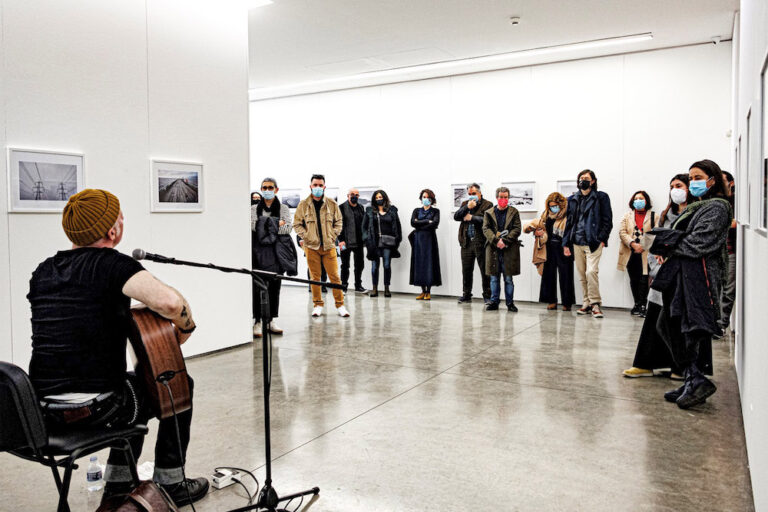 Exposição "A Symbiotic Love Story, Johanna Hooson e Dakota Suite" | performance Chris Hooson