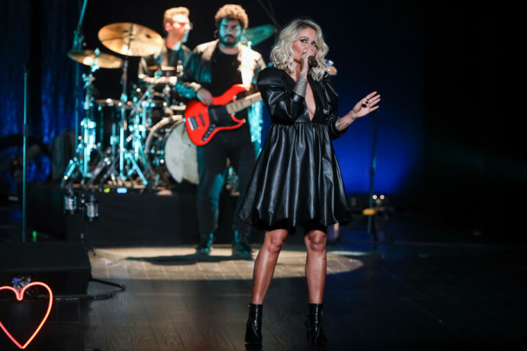 A cantora Aurea atuou no Fórum Municipal Luísa Todi, a 12 de fevereiro, no âmbito do Montepio às Vezes o Amor, festival de comemoração do Dia dos Namorados