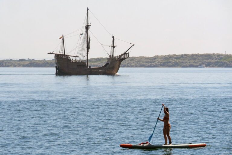 Exploraterra - nau Santa Maria e caravela Vera Cruz - partida