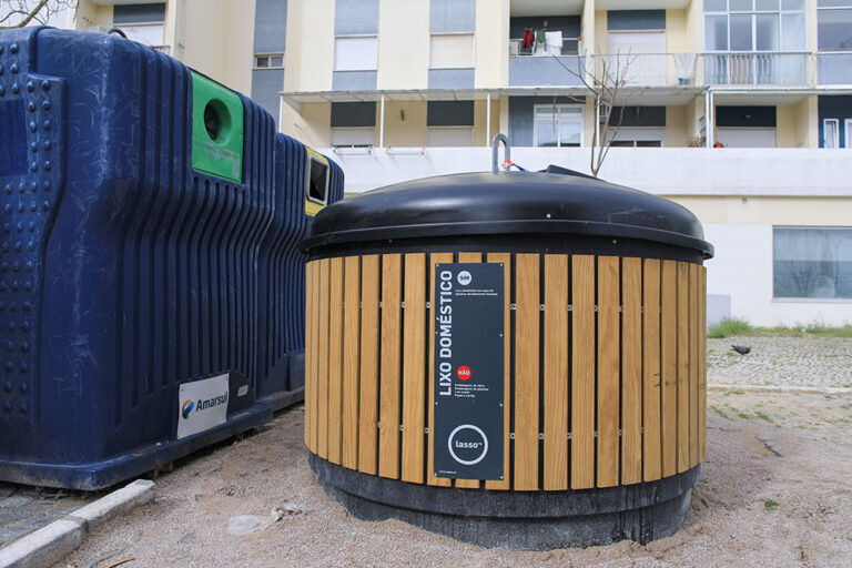 Higiene urbana. Novos contentores semienterrados na Rua São Tomé e Príncipe.