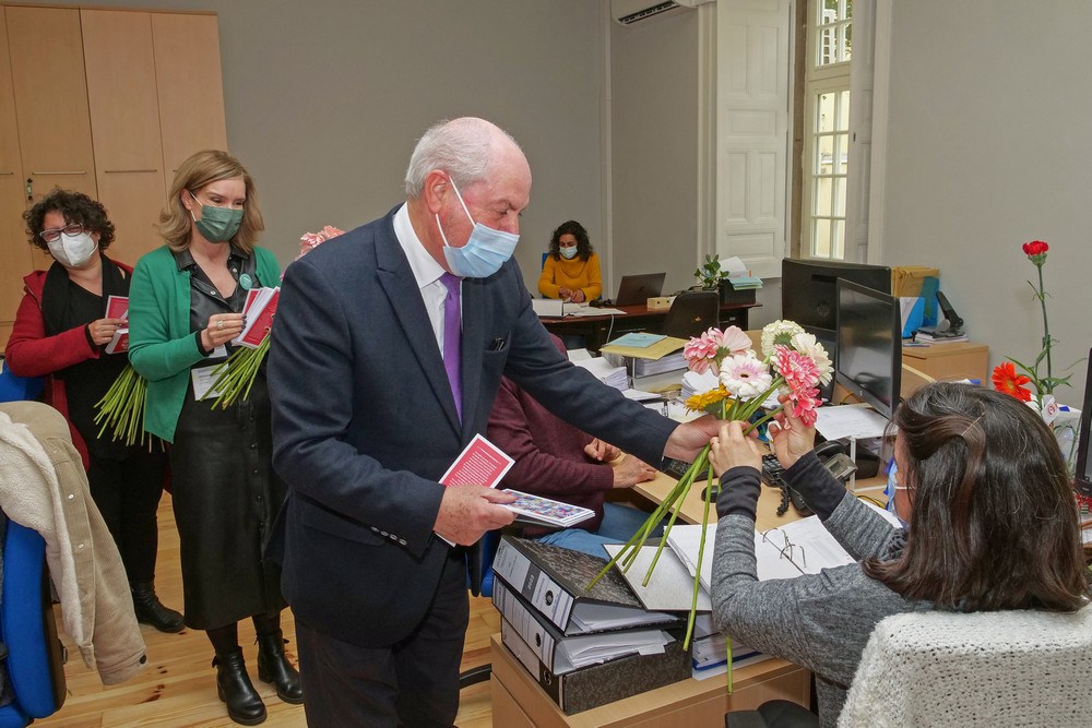 Dia da Mulher | presidente André Martins distribui flores