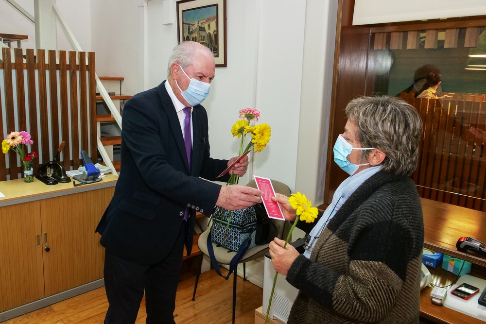Dia da Mulher | presidente André Martins distribui flores