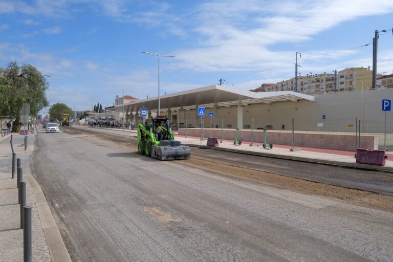 Repavimentação na zona da Praça do Brasil