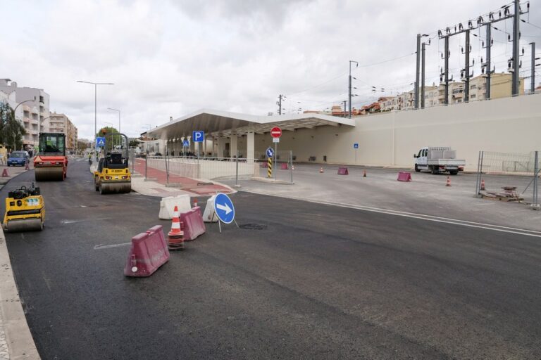 Repavimentações em troço da Avenida dos Ciprestes