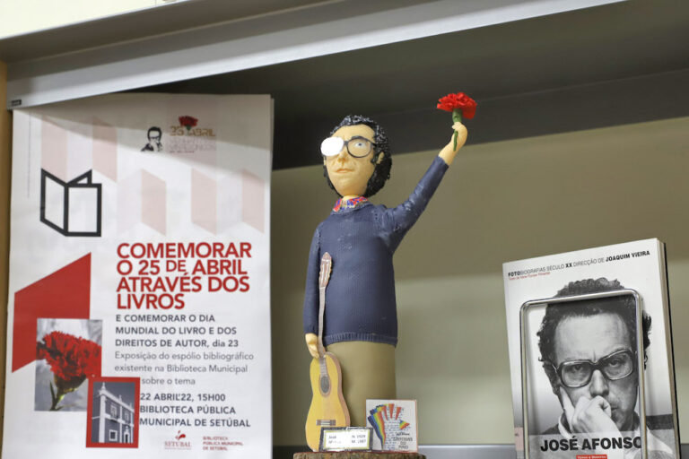 Exposição Comemorar o 25 de Abril através dos livros