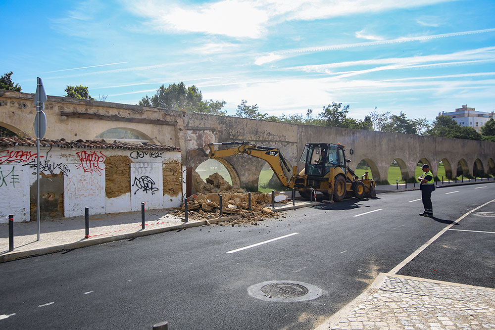 Demolição de edifício na Rua dos Arcos