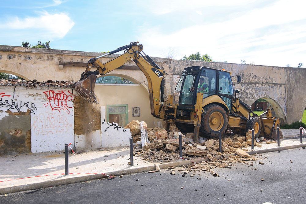 Demolição de edifício na Rua dos Arcos