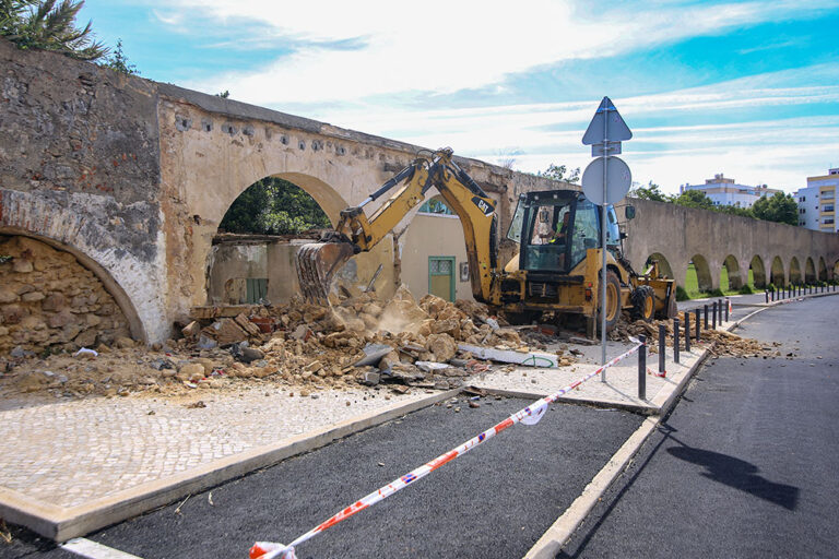 Demolição de edifício na Rua dos Arcos