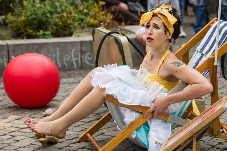 Festival Internacional de Mulheres Palhaças - espetáculo Holiday on Delay - Jay Toor