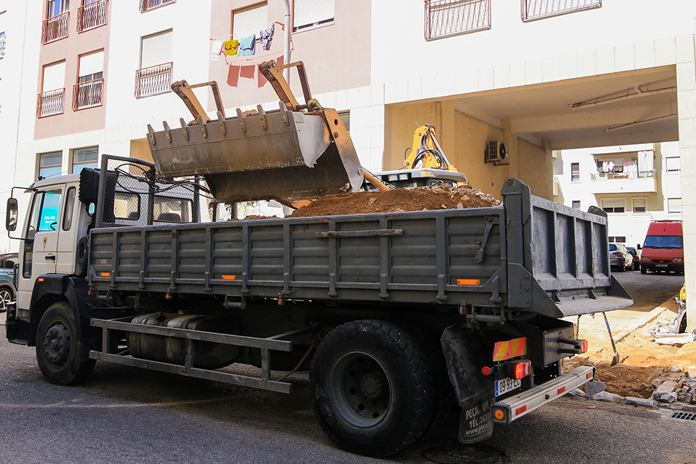 Reparação da rede de drenagem na Rua Lúcia Encarnação Maracoto
