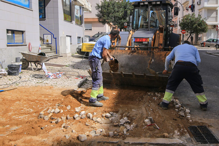 Reparação da rede de drenagem na Rua Lúcia Encarnação Maracoto