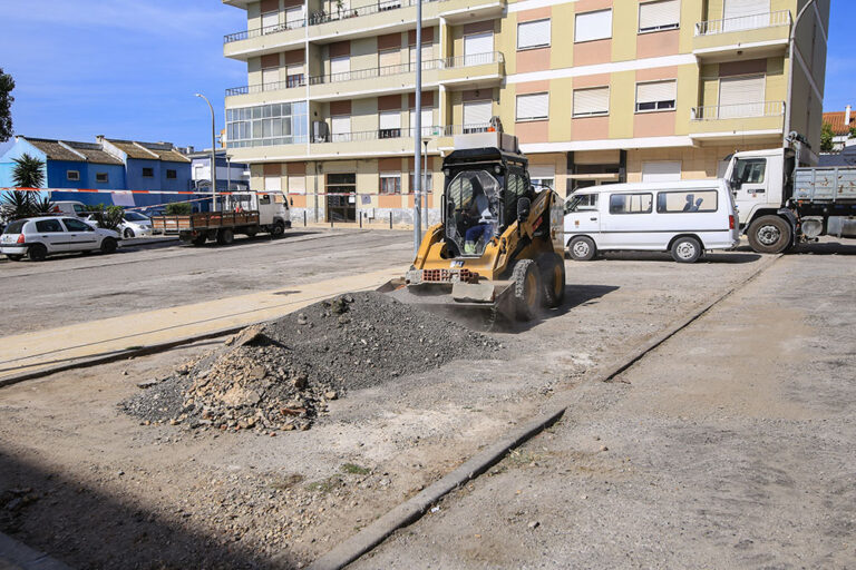 Largo Aquilino Ribeiro com obra de repavimentação