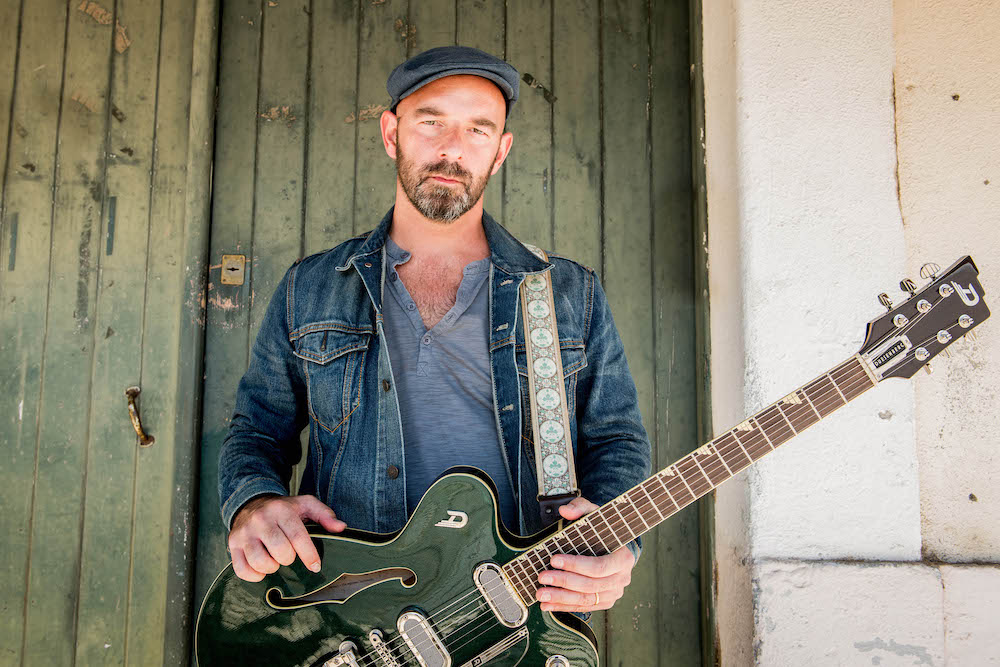 Frankie Chavez atua no palco principal da Feira de Sant'Iago