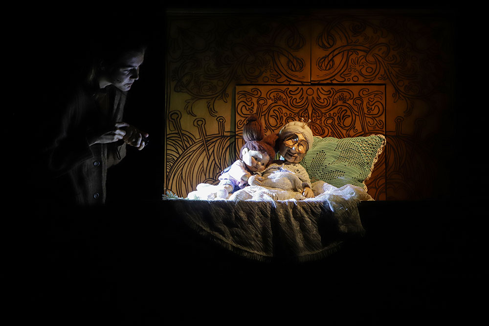 Teatro de marionetas "A Caixa de Nove Lados"