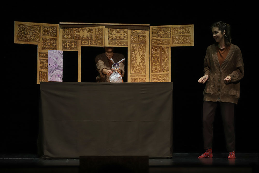 Teatro de marionetas "A Caixa de Nove Lados"