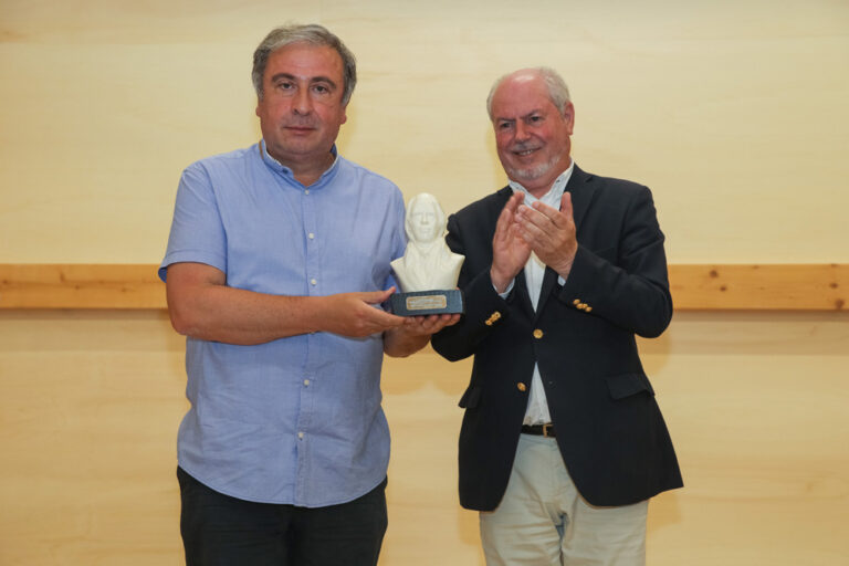 Presidente da Câmara, André Martins, entrega lembrança ao UFCI nas comemorações do 105.º aniversário do clube.