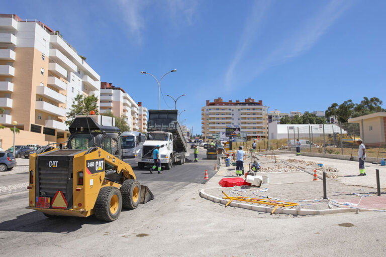 Obras de repavimentação na Av. Coração de Maria, junto da EB da Azeda
