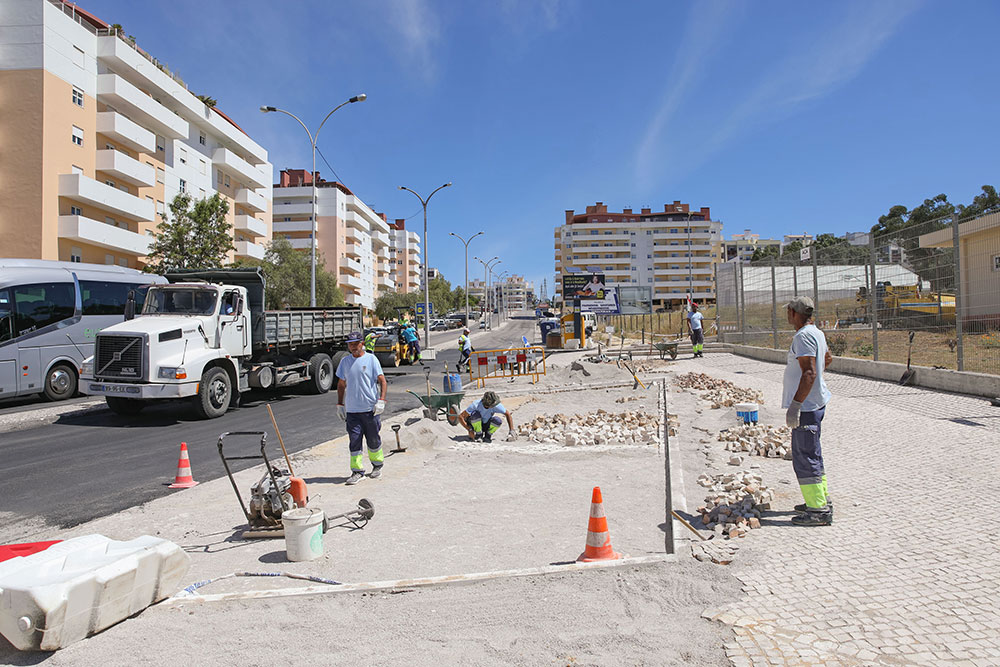 Obras de repavimentação na Av. Coração de Maria, junto da EB da Azeda