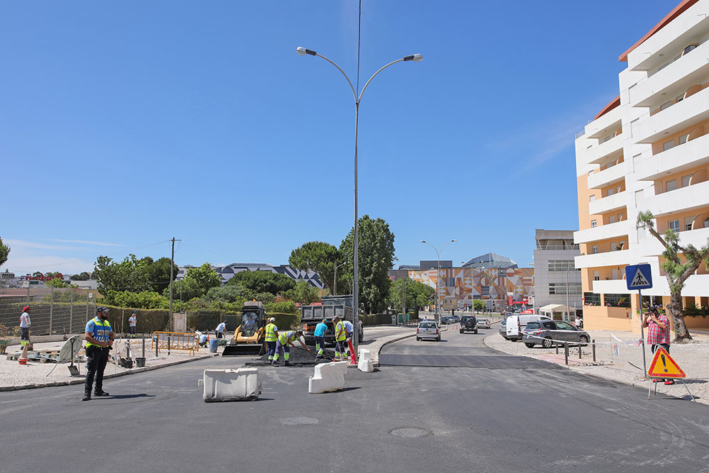 Obras de repavimentação na Av. Coração de Maria, junto da EB da Azeda