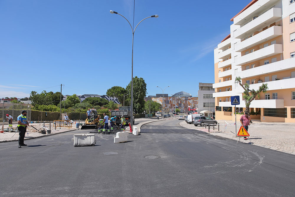 Obras de repavimentação na Av. Coração de Maria, junto da EB da Azeda