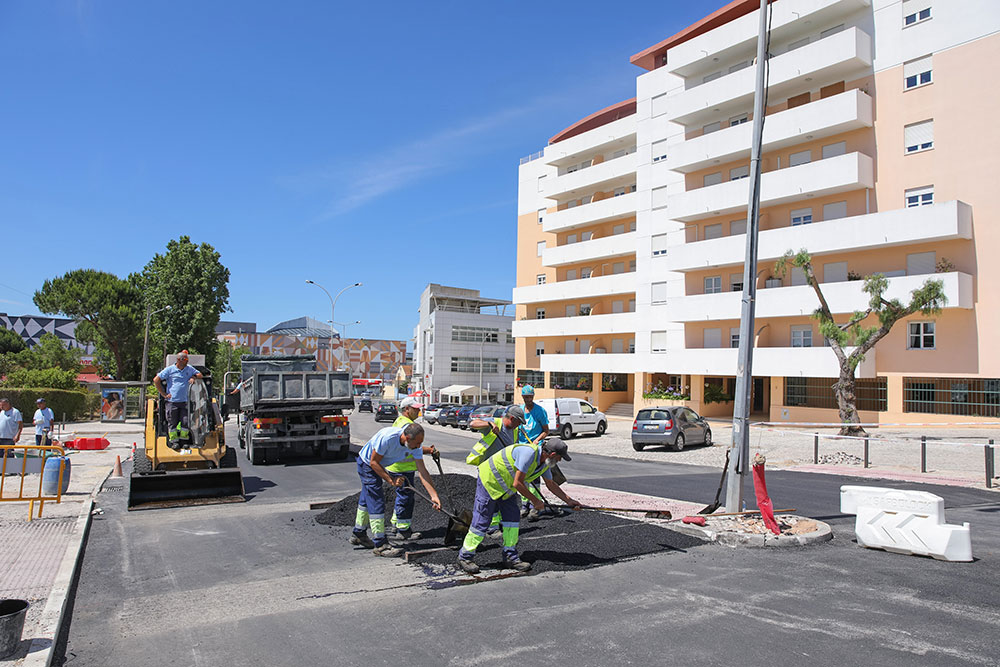 Obras de repavimentação na Av. Coração de Maria, junto da EB da Azeda