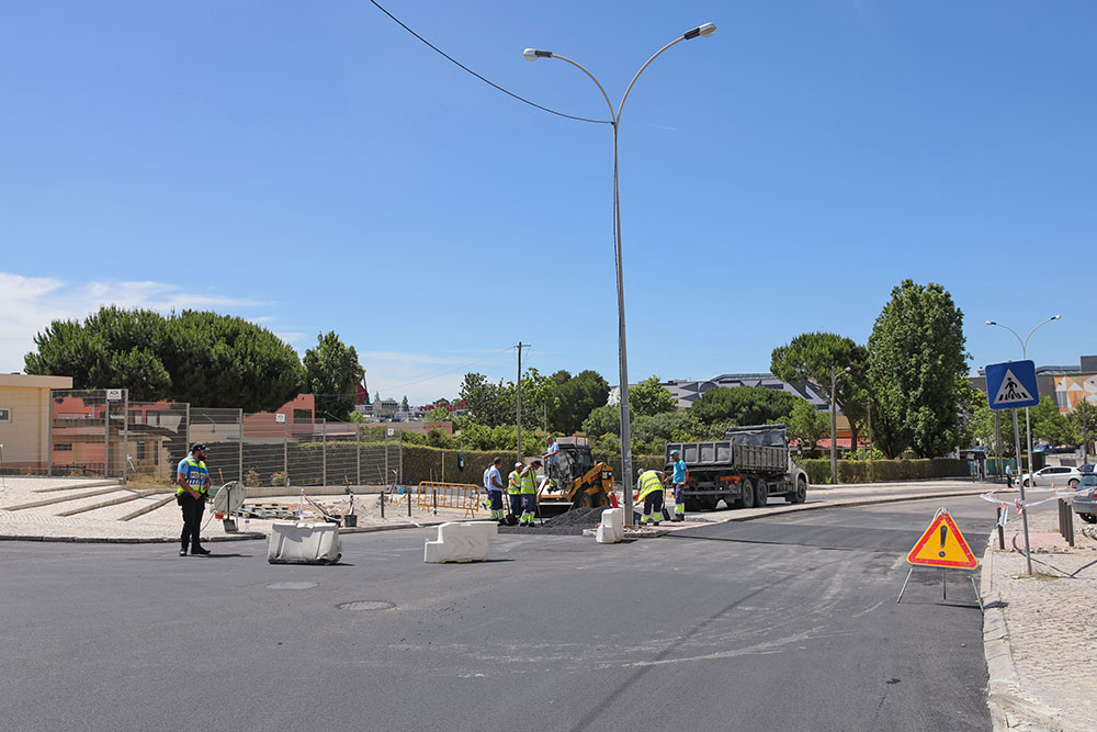 Obras de repavimentação na Av. Coração de Maria, junto da EB da Azeda