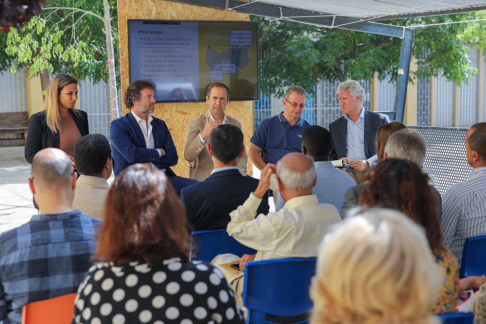 Entrega de casa temporária a família ucraniana e aniversário da YMCA.
