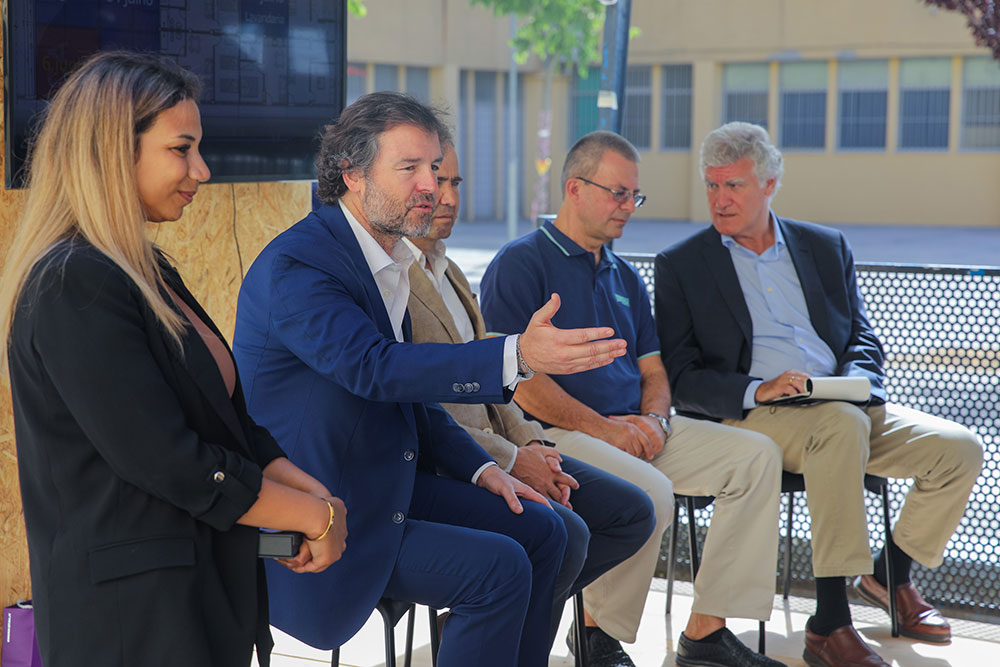 Entrega de casa temporária a família ucraniana e aniversário da YMCA.