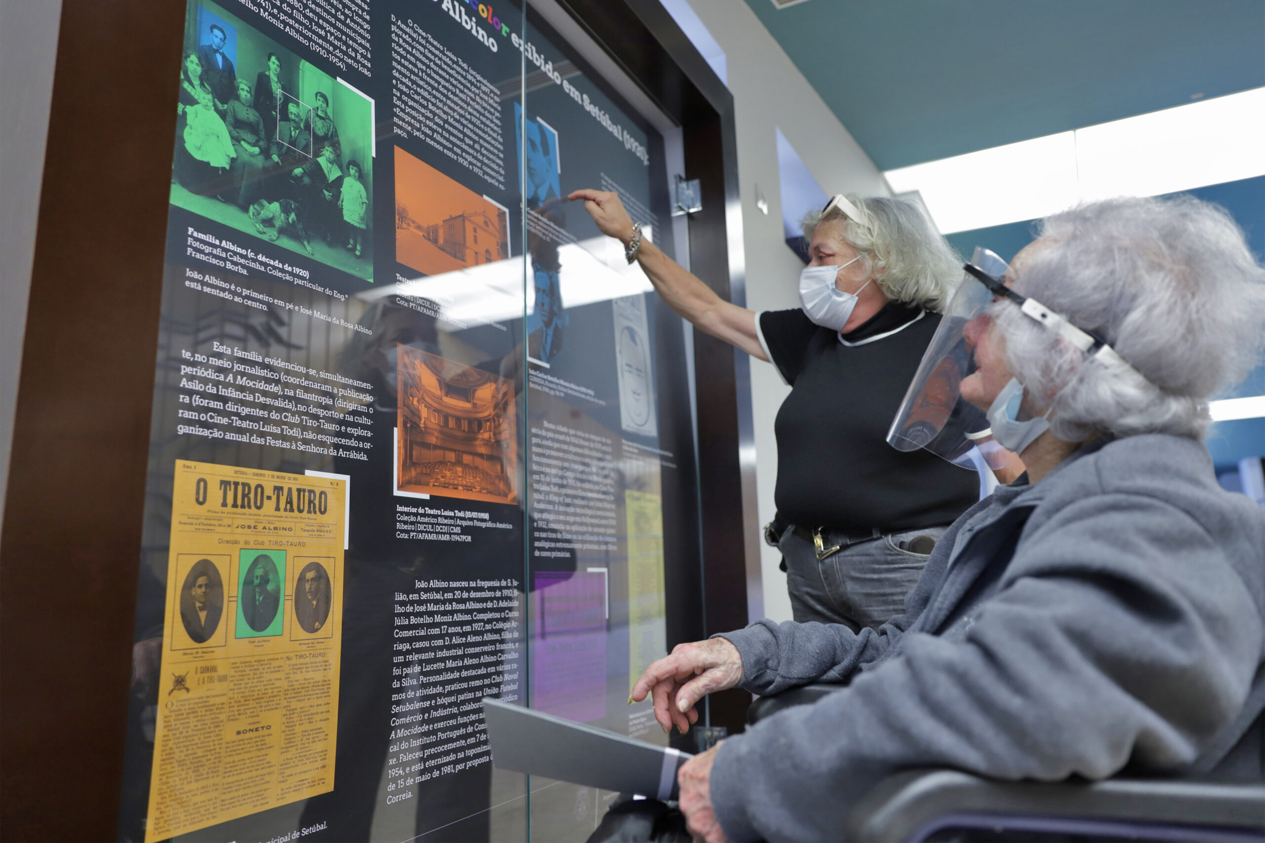 Família Albino entrega à Câmara cartaz do primeiro filme tecnicolor exibido em Setúbal