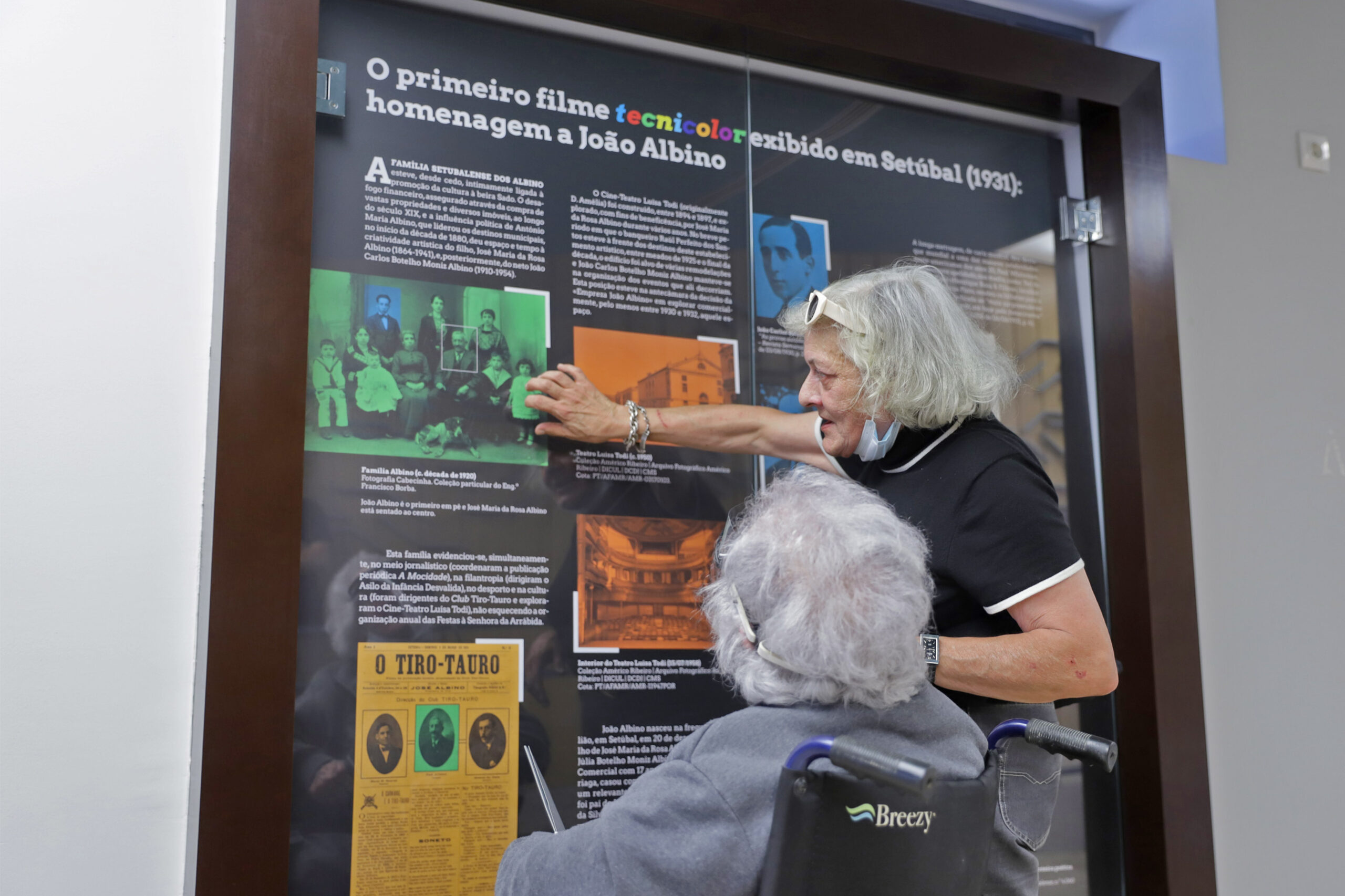Família Albino entrega à Câmara cartaz do primeiro filme tecnicolor exibido em Setúbal