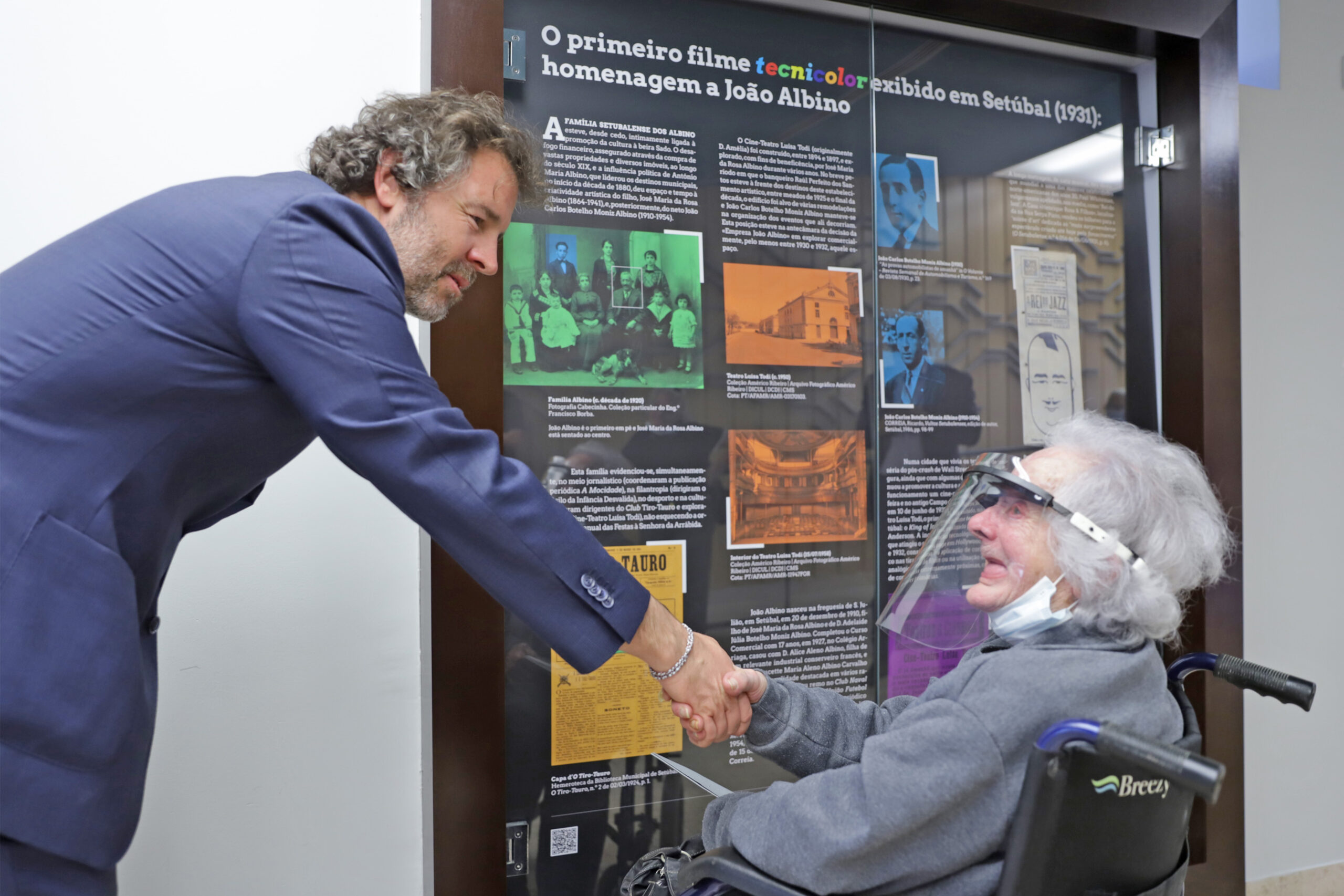 Família Albino entrega à Câmara cartaz do primeiro filme tecnicolor exibido em Setúbal