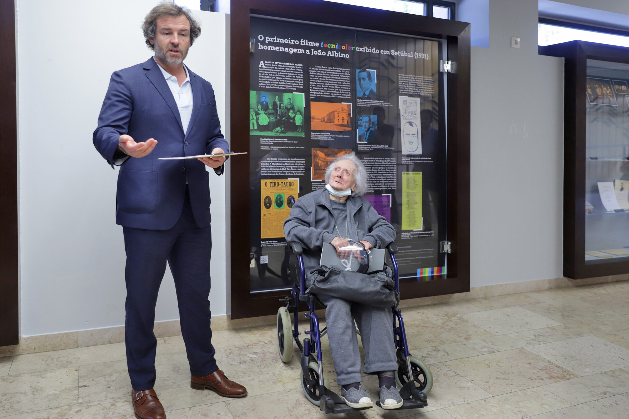 Família Albino entrega à Câmara cartaz do primeiro filme tecnicolor exibido em Setúbal