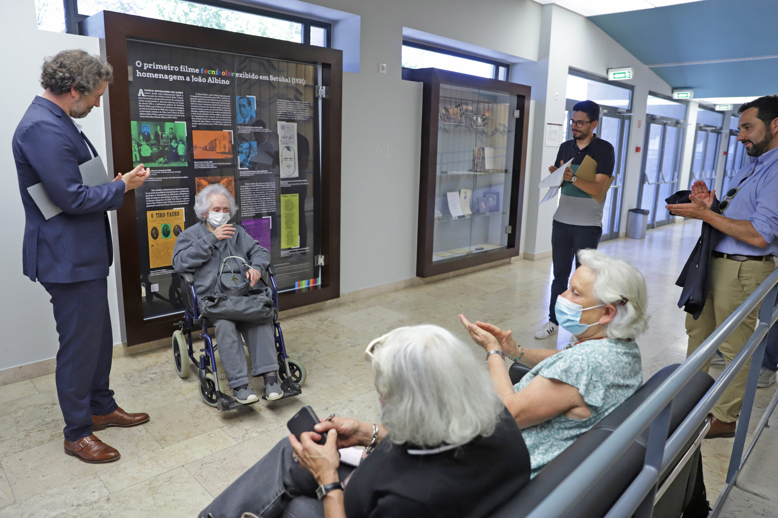 Família Albino entrega à Câmara cartaz do primeiro filme tecnicolor exibido em Setúbal